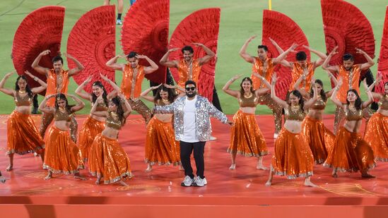 టాలీవుడ్ టాప్ మ్యూజిక్ డైరెక్టర్ తమన్.. హిట్ సాంగ్స్ తో ఫ్యాన్స్ తో విజిల్స్ వేయించాడు. ముఖ్యంగా పవన్ కల్యాన్ సినిమా ‘ఓజీ’ లోని ‘హంగ్రీ చీతా’ సాంగ్ పాడినప్పుడు స్టేడియం ఊగిపోయింది. ఫ్యాన్స్ కూడా తమన్ కు కోరస్ ఇచ్చారు. 