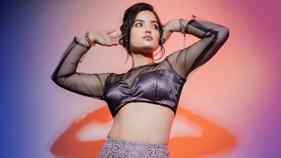 అంతేకాకుండా ఏకంగా బాలీవుడ్ బాద్ షా షారుక్ ఖాన్ హీరోగా చేసిన జవాన్ సినిమాలో ఒక పాత్రలో కనిపించి అందిరని షాక్‌కు గురి చేసింది సిరి హన్మంతు. మొన్నటి వరకు జబర్దస్త్ యాంకర్‌గా చేసిన సిరి తనకు జవాన్ ఆఫర్ ఎలా వచ్చిందో చెప్పుకొచ్చింది.