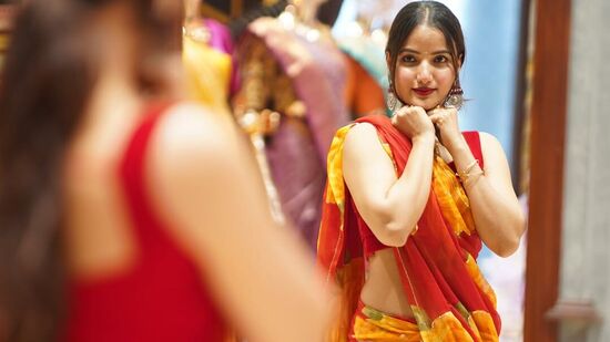"అదేలా వచ్చిందంటే.. వచ్చేసింది. నాకు కూడా తెలియదు. ఫస్ట్ నేను ప్రాంక్ కాల్ అనుకున్నాను. ఫస్ట్ ప్రొడక్షన్ టీమ్ నుంచి కాల్ వచ్చింది. వాళ్లు ముంబై నుంచి కాల్ చేశారు. హిందీ టీమ్ నుంచి కాల్ వచ్చింది. ఇలా షారుక్ ఖాన్ హీరో, డైరెక్టర్ అట్లీగారు అని చెబితే.. ఫోన్ పెట్టేయ్ అన్నా.." అని చెప్పిన సిరి హన్మంతు నవ్వింది. 
