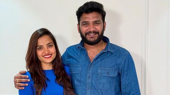 బిగ్ బాస్‌తో పేరు తెచ్చుకున్న యాంకర్ శివకు రీసెంట్‌గా సిరి హన్మంతు ఇంటర్వ్యూ ఇచ్చింది. ఈ ఇంటర్వ్యూలో సిరి హన్మంతుకు జవాన్ సినిమాలో ఆఫర్ ఎలా వచ్చింది అని శివ అడిగాడు. దాంతో తెగ నవ్వేసింది సిరి. "అప్పుడు నీకు ఇంటర్వ్యూ ఇవ్వలేదనేగా ఇప్పుడు అడుగుతున్నావ్" అని నవ్వేసింది సిరి. 