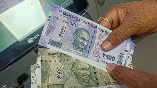 సుకన్య సమృద్ధి యోజన వడ్డీ రేటు 8.2 శాతంగా ఉంటుందని ఆర్థిక మంత్రిత్వ శాఖ తెలిపింది. మరో పాపులర్ స్మాల్ సేవింగ్స్ స్కీమ్ పబ్లిక్ ప్రావిడెంట్ ఫండ్ (పీపీఎఫ్)పై 7.1 శాతం వడ్డీ లభిస్తుంది. కిసాన్ వికాస్ పత్రకు 2025-26 మొదటి త్రైమాసికంలో వడ్డీ రేటు 7.5 శాతంగా ఉంటుంది. ఇది 115 నెలల్లో మెచ్యూర్ అవుతుంది.