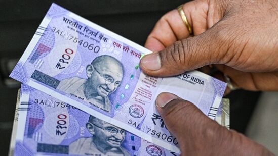 ఈ జాబితా ప్రకారం సేవింగ్స్ డిపాజిట్లపై వడ్డీ రేటు 4 శాతంగా ఉంటుంది. ఏడాది కాలపరిమితి డిపాజిట్లపై వడ్డీ రేటు 6.9 శాతంగా ఉంది. రెండేళ్ల టర్మ్ డిపాజిట్లపై వడ్డీ రేటు 7 శాతంగా ఉంది. మూడేళ్ల టర్మ్ డిపాజిట్లపై 7.1 శాతం వడ్డీ లభిస్తుంది. 5 సంవత్సరాల టర్మ్ డిపాజిట్లపై వడ్డీ రేటు 7.5 శాతంగా ఉంది. <p>ఈ జాబితా ప్రకారం సేవింగ్స్ డిపాజిట్లపై వడ్డీ రేటు 4 శాతంగా ఉంటుంది. ఏడాది కాలపరిమితి డిపాజిట్లపై వడ్డీ రేటు 6.9 శాతంగా ఉంది. రెండేళ్ల టర్మ్ డిపాజిట్లపై వడ్డీ రేటు 7 శాతంగా ఉంది. మూడేళ్ల టర్మ్ డిపాజిట్లపై 7.1 శాతం వడ్డీ లభిస్తుంది. 5 సంవత్సరాల టర్మ్ డిపాజిట్లపై వడ్డీ రేటు 7.5 శాతంగా ఉంది.</p>