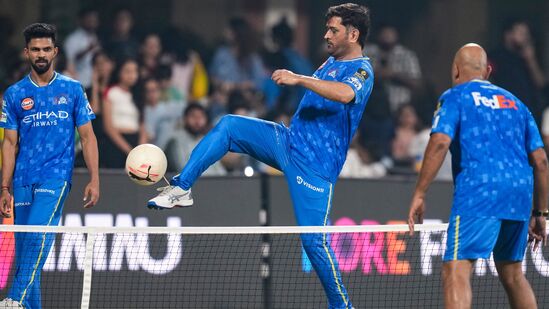 చెపాక్ లో జరిగిన మ్యాచ్ లో చెన్నై సూపర్ కింగ్స్.. ముంబయి ఇండియన్స్ ను ఓడించింది. బౌలింగ్ లో నూర్ అహ్మద్.. బ్యాటింగ్ లో రుతురాజ్ గైక్వాడ్, రచిన్ రవీంద్ర అదరగొట్టి సీఎస్కేను గెలిపించారు. 