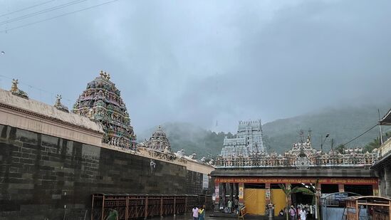 హైదరాబాద్ - అరుణాచలం టూర్ ప్యాకేజీ ధరలు : పెద్దలకు రూ. 8000, చిన్నారులకు రూ. 6400గా నిర్ణయించారు. 