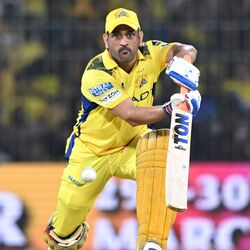 <p>ఐపీఎల్ హిస్టరీలో చెన్నై సూపర్ కింగ్స్ తరపున అత్యధిక పరుగులు చేసిన ఆటగాడిగా ఎంఎస్ ధోని హిస్టరీ క్రియేట్ చేశాడు. ఈ లీగ్ లో సీఎస్కే తరపున ధోని 204 ఇన్నింగ్స్ లో 4699 పరుగులు సాధించాడు. సురేశ్ రైనా (171 ఇన్నింగ్స్ లో 4687) రికార్డును బ్రేక్ చేశాడు. </p>