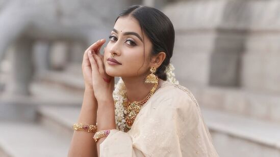 యాక్ట‌ర్‌గానే కాకుండా సింగ‌ర్‌గా కృతిక ఉమాశంక‌ర్‌ ప్రతిభ‌ను చాటుకుంది. 