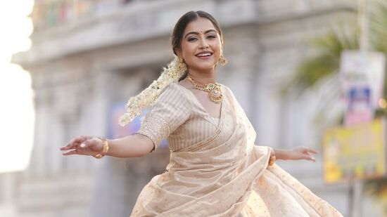 మ‌గువ ఓ మ‌గువ సీరియ‌ల్‌తోనే తెలుగు బుల్లితెర‌కు ప‌రిచ‌య‌మైంది కృతిక‌. 