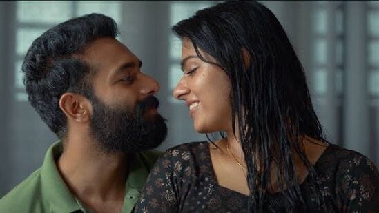 అన్పోడు కన్మణి ఓటీటీ (మలయాళం): ఈ మలయాళ చిత్రం అమెజాన్ ప్రైమ్లో ఓటీటీ స్ట్రీమింగ్ అవుతోంది. ఈ ఏడాది విడుదలైన అర్జున్ అశోకన్ మూడో చిత్రం ఇది. ఈ చిత్రంలో అనఘా నారాయణన్ కథానాయికగా నటించారు. మార్చి 26 నుంచి అన్పోడు కన్మణి ఓటీటీ స్ట్రీమింగ్ అవుతోంది. ఇది ఫ్యామిలీ కామెడీ డ్రామా జోనర్లో వచ్చి మంచి సక్సెస్ అయింది. <p><strong>అన్పోడు కన్మణి ఓటీటీ (మలయాళం):</strong> ఈ మలయాళ చిత్రం అమెజాన్ ప్రైమ్లో ఓటీటీ స్ట్రీమింగ్ అవుతోంది. ఈ ఏడాది విడుదలైన అర్జున్ అశోకన్ మూడో చిత్రం ఇది. ఈ చిత్రంలో అనఘా నారాయణన్ కథానాయికగా నటించారు. మార్చి 26 నుంచి అన్పోడు కన్మణి ఓటీటీ స్ట్రీమింగ్ అవుతోంది. ఇది ఫ్యామిలీ కామెడీ డ్రామా జోనర్లో వచ్చి మంచి సక్సెస్ అయింది. </p>