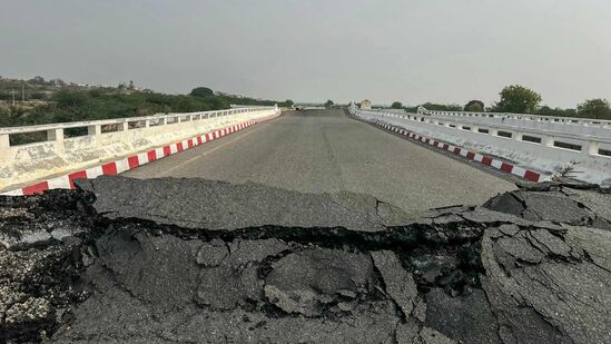 సెంట్రల్ మయన్మార్​లో శుక్రవారం 7.7 తీవ్రతతో సంభవించిన భూకంపం థాయ్​లాండ్, చైనా, వియత్నాం, భారత్​లలో కూడా ప్రకంపనలు సృష్టించింది. 2025 మార్చ్​ 29న మయన్మార్​లోని క్యోక్సే జిల్లాలో ఓ రోడ్డు పరిస్థితి ఇలా..