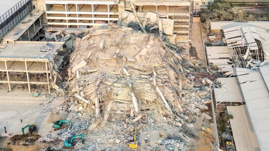 బ్యాంకాక్​లో కూడా ప్రకంపనలు నమోదయ్యాయి. చటోచక్​లో భవనం కూలిన ఘటనలో కనీసం ఆరుగురు మరణించారు. 2025 మార్చి 29న తీసిన ఫొటో ఇది.