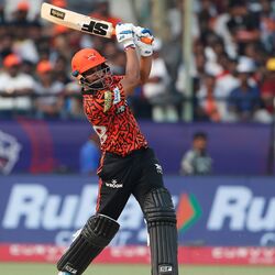 <p>ఢిల్లీ క్యాపిటల్స్ తో మ్యాచ్ లో 37 కే 4 వికెట్లు కోల్పోయిన సన్ రైజర్స్ చివరకు 163 పరుగులు చేయగలిగిందంటే అందుకు కారణం అనికేత్. అయిదో స్థానంలో బ్యాటింగ్ కు వచ్చిన అతను 41 బంతుల్లోనే 74 పరుగులు చేశాడు.</p>
