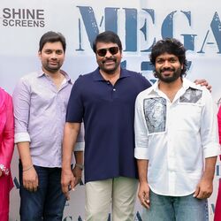 <p>మెగాస్టార్ చిరంజీవి నయా సినిమా లాంచ్ అయింది. సంక్రాంతికి వస్తున్నాం చిత్రంతో ఈ ఏడాది బ్లాక్‍బస్టర్ సాధించిన అనిల్ రావిపూడితో చిరూ ఈ మూవీ చేస్తున్నారు. ఉగాది పర్వదినమైన నేడు (మార్చి 30) ఈ చిత్రం పూజా కార్యక్రమాలతో మొదలైంది. </p>