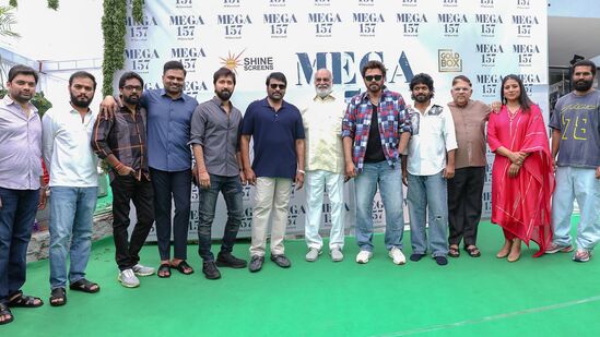 మెగా157 పూజా కార్యక్రమానికి డైరెక్టర్లు బాబీ, శ్రీకాంత్ ఓదెల, వంశీ పైడిపల్లి కూడా హాజరయ్యారు. శ్రీకాంత్ ఓదెలతో ఓ చిత్రానికి కూడా చిరూ ఓకే చెప్పారు. బాబీతో గతంలో వాల్తేరు వీరయ్య మూవీ చేశారు చిరూ.