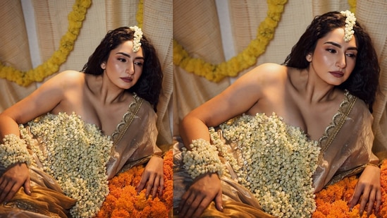 తాజాగా రాగిణి ద్వివేది మరింత బోల్డ్ లుక్లో దర్శనం ఇచ్చింది. అది కూడా ఉగాది పండుగ పూట. ఉగాది స్పెషల్గా ఫొటోషూట్ చేసిన రాగిణి ద్వివేది మల్లెపూలతో చేసిన జాకెట్ ధరించి సెక్సీ పోజులో దర్శనమిచ్చింది. <p>తాజాగా రాగిణి ద్వివేది మరింత బోల్డ్ లుక్లో దర్శనం ఇచ్చింది. అది కూడా ఉగాది పండుగ పూట. ఉగాది స్పెషల్గా ఫొటోషూట్ చేసిన రాగిణి ద్వివేది మల్లెపూలతో చేసిన జాకెట్ ధరించి సెక్సీ పోజులో దర్శనమిచ్చింది.</p>