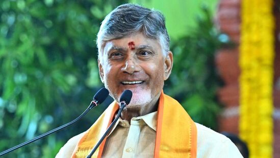 "నాగరికత, సంస్కృతి మరిచిపోతే మన ఉనికిని కోల్పోతాం. నాగరికత, సంస్కృతిని అనుసంధానిస్తూ ముందుకెళ్తున్నాం. ఆర్థిక అసమానతలు రూపుమాపేందుకు ఈ రోజు మార్గదర్శి - బంగారు కుటుంబం పేరుతో పీ-4 కార్యక్రమం ప్రారంభిస్తున్నాం" అని సీఎం చంద్రబాబు అన్నారు. <p>"నాగరికత, సంస్కృతి మరిచిపోతే మన ఉనికిని కోల్పోతాం. నాగరికత, సంస్కృతిని అనుసంధానిస్తూ ముందుకెళ్తున్నాం. ఆర్థిక అసమానతలు రూపుమాపేందుకు ఈ రోజు మార్గదర్శి - బంగారు కుటుంబం పేరుతో పీ-4 కార్యక్రమం ప్రారంభిస్తున్నాం" అని సీఎం చంద్రబాబు అన్నారు. </p>