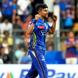 <p>కోల్ కతా నైట్ రైడర్స్ తో మ్యాచ్ తో ఐపీఎల్ అరంగేట్రం చేసిన అశ్వని కుమార్ అదరగొట్టాడు. ఐపీఎల్ డెబ్యూ మ్యాచ్ లో నాలుగు వికెట్లు పడగొట్టిన ఫస్ట్ ఇండియన్ బౌలర్ గా హిస్టరీ క్రియేట్ చేశాడు. </p>