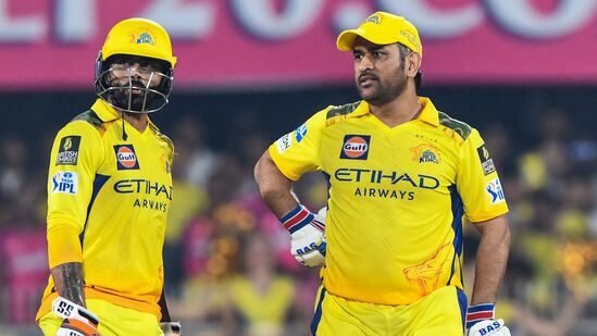 ఇన్‌స్టాగ్రామ్‌ ఫాలోవర్స్ లో మొన్నటివరకూ టాప్ ప్లేస్ లో ఉన్న చెన్నై సూపర్ కింగ్స్ ఇప్పుడు సెకండ్ ప్లేస్ కు పడిపోయింది. ఆ టీమ్ కు 17.7 మిలియన్ ఫాలోవర్స్ ఉన్నారు. ఇక ఈ సీజన్ లో ఆడిన  మూడు మ్యాచ్ ల్లో ఒకటి గెలిచిన సీఎస్కే.. రెండు ఓడింది. 