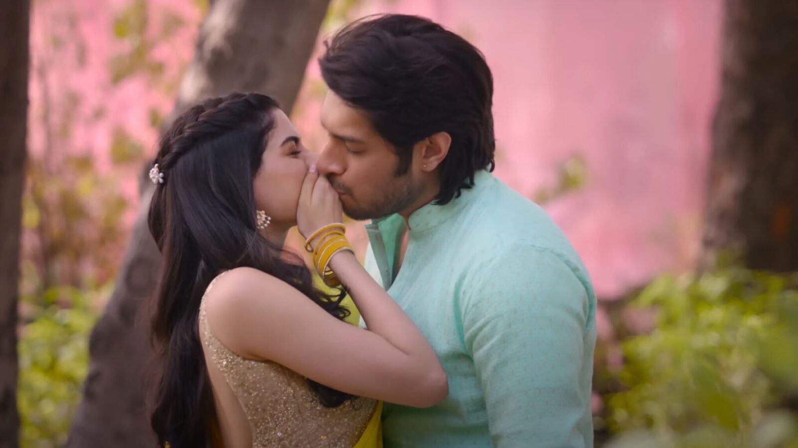 OTT Romantic: ఓటీటీలోకి అల్ట్రా డిజాస్టర్ మూవీ.. స్టార్ హీరో కుమారుడికి భారీ ప్లాఫ్.. స్ట్రీమింగ్ ఎక్కడంటే..