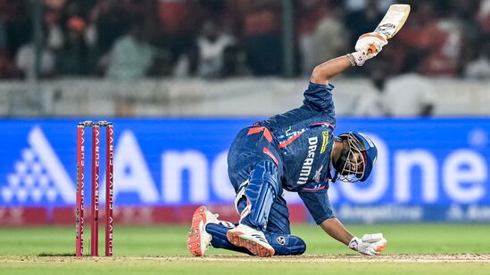 వికెట్ కీపర్ బ్యాటర్ రిషబ్ పంత్ కోసం లక్నో సూపర్ జెయింట్స్ ఏకంగా రూ.27 కోట్ల ధర చెల్లించింది. ఐపీఎల్ హిస్టరీలోనే ఇది రికార్డు రేట్. కానీ లీగ్ లో మాత్రం కెప్టెన్ గా, బ్యాటర్ గా పంత్ ఫెయిల్ అవుతున్నాడు. మూడు ఇన్నింగ్స్ ల్లో కలిపి 17 పరుగులే చేశాడు. అంటే దాదాపు కోటిన్నర రూపాయాలకు ఒక పరుగు అన్నమాట. 