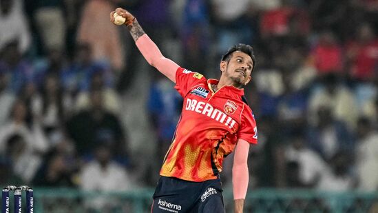 సీనియర్ లెగ్ స్పిన్నర్ యుజ్వేంద్ర చాహల్ కోసం పంజాబ్ కింగ్స్ వేలంలో రూ.18 కోట్లు ఖర్చు పెట్టింది. ఈ సీజన్ లో ఆ టీమ్ ఇప్పటివరకూ రెండు మ్యాచ్ లాడి గెలిచింది. కానీ 42 బాల్స్ వేసిన చాహల్ తీసింది ఒకటే వికెట్. ఆ వికెట్ కాస్ట్ 18 కోట్ల రూపాయాలు అన్నట్లే. 