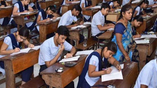 ఏపీలో పదో తరగతి పరీక్షలు పూర్తయ్యాయి. ఏప్రిల్ 1వ తేదీతో అన్ని పూర్తి కాగా… మరోవైపు జవాబుపత్రాల మూల్యాంకనం చేసేలా అధికారులు కార్యాచరణను సిద్ధం చేశారు. ఏప్రిల్ 3వ తేదీ నుంచి ఈ ప్రక్రియను మొదలుపెట్టనున్నారు. 