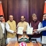 వక్ఫ్ (సవరణ) బిల్లుపై జాయింట్ పార్లమెంటరీ కమిటీ (JPC) చైర్మన్, బీజేపీ ఎంపీ జగదాంబికా పాల్ లోక్సభ స్పీకర్ ఓం బిర్లాకు తుది నివేదికను సమర్పిస్తున్న దృశ్యం వక్ఫ్ (సవరణ) బిల్లుపై జాయింట్ పార్లమెంటరీ కమిటీ (JPC) చైర్మన్, బీజేపీ ఎంపీ జగదాంబికా పాల్ లోక్సభ స్పీకర్ ఓం బిర్లాకు తుది నివేదికను సమర్పిస్తున్న దృశ్యం