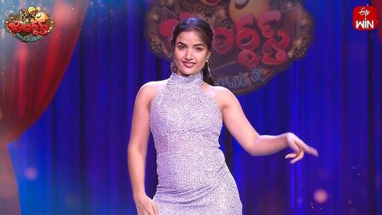 "తీసేశారు.. నేను మానేయలేదు.. కావాలని ఎందుకు మానేస్తాం. తీసేశారు" అని సిరి హనుమంత్ చెప్పింది. "ఎందుకు కారణం ఏమైనా ఉందా" అని యాంకర్ శివ ప్రశ్నించాడు. "నాకేం ఐడియా లేదు" అని సిరి చెప్పింది. "బాగా చేస్తున్నావ్ కదా" అని శివ అంటే.. "ఏమో.. తెలియదు నాకు" అని సిరి తెలిపింది.  