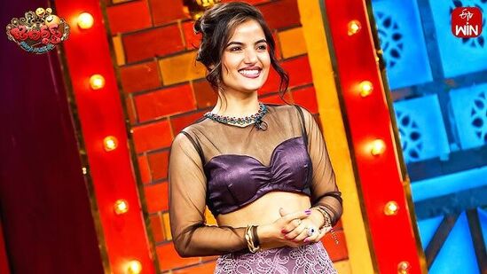 బిగ్ బాస్ తెలుగు సీజన్ 5తో పాపులర్ అయిన సీరియల్ నటి సిరి హనుమంత్ ఆ షో ద్వారా కాస్తా నెగెటివిటీ కూడా మూటగట్టుకుంది. బిగ్ బాస్ అనంతరం పలు సినిమాలు, ఓటీటీ వెబ్ సిరీస్‌లు చేసింది బ్యూటిఫుల్ సిరి హనుమంత్. 