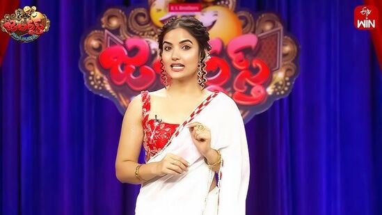 "రావమ్మా మెరుపు తీగలాగా జబర్దస్త్‌కు హోస్ట్‌గా వచ్చావు.. సడెన్‌గా అందరిని సర్‌ప్రైజ్ చేశావు. అది ఎవరికీ చెప్పలేదు. మరి సడెన్‌గా మానేసావ్ ఏంటీ, ఏమైనా రీజన్ ఉందా. తీసేసారా లేకపోతే.." అని యాంకర్ శివ అడిగాడు.