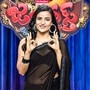 బిగ్ బాస్ షో, సినిమాల తర్వాత ఈటీవీ వేదికగా ప్రసారం అయ్యే కామెడీ షో జబర్దస్త్కు యాంకర్గా ఎంట్రీ ఇచ్చింది ముద్దుగుమ్మ సిరి హనుమంత్. అంతకుముందున్న యాంకర్ సౌమ్య రావు ప్లేసులో జబర్దస్త్ షోకి హోస్ట్గా వచ్చిన సిరి హనుమంత్ తనదైన యాంకరింగ్తో ఆకట్టుకుంది. <p>బిగ్ బాస్ షో, సినిమాల తర్వాత ఈటీవీ వేదికగా ప్రసారం అయ్యే కామెడీ షో జబర్దస్త్కు యాంకర్గా ఎంట్రీ ఇచ్చింది ముద్దుగుమ్మ సిరి హనుమంత్. అంతకుముందున్న యాంకర్ సౌమ్య రావు ప్లేసులో జబర్దస్త్ షోకి హోస్ట్గా వచ్చిన సిరి హనుమంత్ తనదైన యాంకరింగ్తో ఆకట్టుకుంది.</p>