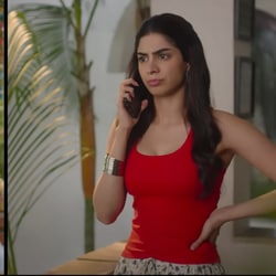 <p>మొదట్లో ఈ విధంగా ఫోన్లు ఎక్స్‌చేంజ్ చేసి ఆత్మవిశ్వాసంతో, దాచడానికి ఏమీ లేదనే మనస్తత్వంతో ఇద్దరూ ఉంటారు. కానీ, ఒక రోజు రాత్రి ఒకరి ఫోన్లను మరొకరు చెక్ చేసుకున్న తర్వాత వారికి కొత్త విషయాలు తెలుస్తాయి.</p>