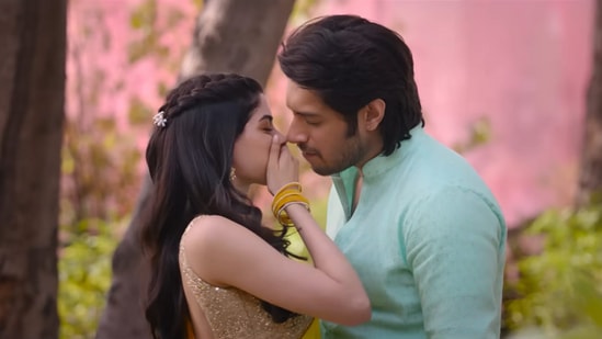 ఫోన్లు ఇచ్చిపుచ్చుకున్న తర్వాత వారిద్దరికీ రాత్రి గడపడం కష్టమవుతుంది. భయాలు, బలహీనతలు ఆవరిస్తాయి. వారు కనిపెట్టిన సత్యం నిజమో, కాదో తెలుసుకోవాలని ప్రయత్నిస్తుంటారు. ఈ డిజిటల్ ప్రపంచంలో నిజమైన ప్రేమ ఉంటుందా అనే ప్రశ్నను ఈ చిత్రం లేవనెత్తుతుంది.