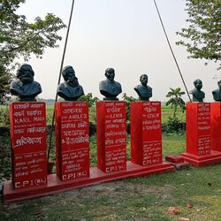 <p>నక్సల్బరీ.. ఈ పేరు వినగానే ఎన్నో విషయాలు కళ్ల ముందు కదలాడుతాయి. నక్సలైట్ ఉద్యమానికి పుట్టినిల్లు ఈ ప్రాంతం. నక్సలైట్ నాయకుడు కాను సన్యాల్ ఇల్లు ఇక్కడి హతిగిసా గ్రామంలో ఉంది. ఒక చిన్న ఒక గది ఆ ఇల్లు. కాను సన్యాల్ అక్కడ చాలా నిరాడంబర జీవితం గడిపారు. ఇప్పుడు ఆ చిన్న గదిలో లో ఒక చిన్న మ్యూజియం ఉంది. అయితే, ఈ ప్రాంతంలో కూడా చాలా మార్పు వచ్చింది. ఈసారి నక్సల్బరిలో శ్రీరామనవమి వేడుకలు మెగా ఈవెంట్ మారాయి.</p>
