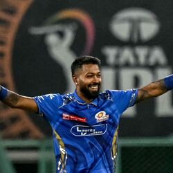 <p>ఐపీఎల్ లో ముంబయి ఇండియన్స్ కెప్టెన్ హార్దిక్ పాండ్య హిస్టరీ క్రియేట్ చేశాడు. ఐపీఎల్ లో ఓ మ్యాచ్ లో 5 వికెట్లు పడగొట్టిన ఫస్ట్ కెప్టెన్ గా రికార్డు నమోదు చేశాడు. </p>