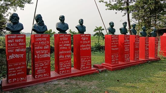 <p>నక్సల్బరీ.. ఈ పేరు వినగానే ఎన్నో విషయాలు కళ్ల ముందు కదలాడుతాయి. నక్సలైట్ ఉద్యమానికి పుట్టినిల్లు ఈ ప్రాంతం. నక్సలైట్ నాయకుడు కాను సన్యాల్ ఇల్లు ఇక్కడి హతిగిసా గ్రామంలో ఉంది. ఒక చిన్న ఒక గది ఆ ఇల్లు. కాను సన్యాల్ అక్కడ చాలా నిరాడంబర జీవితం గడిపారు. ఇప్పుడు ఆ చిన్న గదిలో లో ఒక చిన్న మ్యూజియం ఉంది. అయితే, ఈ ప్రాంతంలో కూడా చాలా మార్పు వచ్చింది. ఈసారి నక్సల్బరిలో శ్రీరామనవమి వేడుకలు మెగా ఈవెంట్ మారాయి.</p>