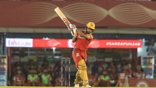 పంజాబ్ కింగ్స్ తరపున యంగ్ బ్యాటర్ అథర్వ టైడ్ కూడా రిటైర్డ్ ఔట్ అయ్యాడు. 2023 ఐపీఎల్ సీజన్ లో ఢిల్లీ క్యాపిటల్స్ పై పంజాబ్ 124 రన్స్ ఛేజ్ చేయాల్సి వచ్చింది. ఛేదనలో అథర్వ పరుగులు చేయలేక ఇబ్బంది పడ్డాడు. పంజాబ్ లాస్ట్ 5 ఓవర్లలో 71 రన్స్ చేయాల్సి ఉందనగా రిటైర్డ్ ఔట్ గా పెవిలియన్ చేరిపోయాడు. 