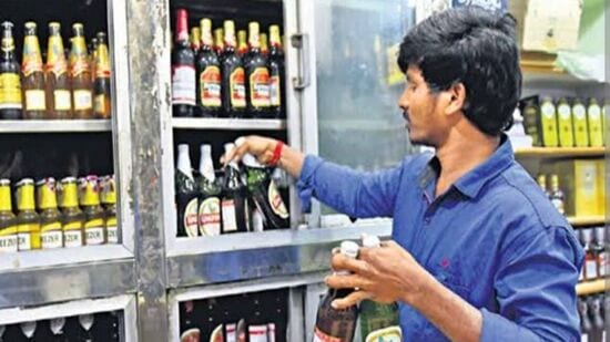 మద్యం దుకాణాలతో పాటు కల్లు దుకాణాలు, బార్లు బంద్ చేయాలని హైదరాబాద్ సీపీ సీవీ ఆనంద్ ఆదేశించారు. హైదరాబాద్, సికింద్రాబాద్ జంట నగరాల్లో ఈ ఆదేశాలు అమల్లో ఉంటాయని స్పష్టం చేశారు. 