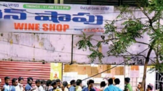 ఎవరైనా నిబంధనలకు విరుద్ధంగా మద్యం దుకాణాలు తెలిస్తే కఠిన చర్యలు తీసుకుంటామని సీపీ హెచ్చరించారు. దీంతో.. ఆదివారం (ఏప్రిల్ 06) మద్యం దుకాణాలు మూసివేయనున్నారు.