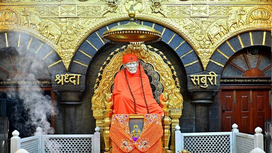 తొలి రోజు విజయవాడ రైల్వే స్టేషన్ నుంచి జర్నీ స్టార్ట్ అవుతుంది. రాత్రి 10.15 గంటలకు షిర్డీ ఎక్స్‌ప్రెస్ రైలు(17208- Sainagar Shirdi Express) ఎక్కాలి. రాత్రంతా ప్రయాణం ఉంటుంది. రెండో రోజు ఉదయం 06.15 గంటలకు నాగర్‌సోల్ చేరుకుంటారు. ఆ తర్వాత షిర్డీకి వెళ్తారు. ఆలయ సందర్శన ఉంటుంది. సాయంత్రం షాపింగ్ కోసం ఫ్రీ టైమ్ ఉంటుంది. రాత్రి షిర్డీలోనే బస చేస్తారు.