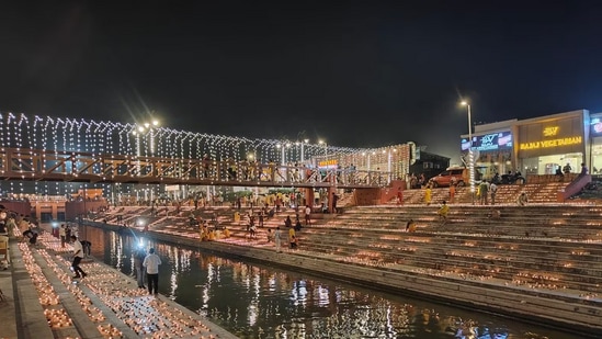 రామనవమి సందర్భంగా అయోధ్య నగరం భక్తిలో మునిగిపోయింది. దీపాల కాంతుల్లో వెలిగింది. ఆదివారం సాయంత్రం సరయు నది ఒడ్డున రెండు లక్షల దీపాల కాంతితో అయోధ్య మెరిసింది.