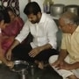 లబ్ధిదారులతో భోజనం చేస్తున్న రేవంత్ రెడ్డి