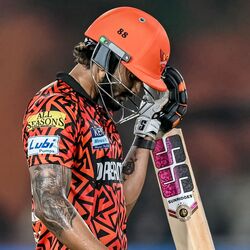 <p>హెడ్, అభిషేక్, ఇషాన్, నితీశ్, క్లాసెన్ లాంటి హిట్టర్లున్నా సన్ రైజర్స్ బ్యాటింగ్ లో ఫెయిలవుతోంది. కొడితే సిక్సర్ లేదంటే వికెట్ అన్నట్లే ఆ టీమ్ పరిస్థితి ఉంది. ఫుల్ గా 20 ఓవర్లు కూడా ఆడలేకపోతున్నారు. అలాంటప్పుడు ఎంతమంది హిట్టర్లు ఉంటే ఏం లాభం? వికెట్ కాపాడుకోవాలనే బేసిక్ లాజిక్ మర్చిపోతున్నారు. </p>