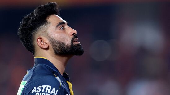 ఇక ఐపీఎల్ లో ఏడేళ్లుగా ఆడిన ఆర్సీబీ.. ఈ సీజన్ కు ముందు సిరాజ్ ను వద్దనుకుంది. రిటైన్ చేసుకోలేదు. దీంతో ఈ హైదరాబాద్ పేసర్ కుంగిపోయాడు. కానీ ఆగిపోలేదు. సత్తాచాటాలనే లక్ష్యంతో సమరానికి సై అన్నాడు. 