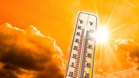 ఆదివారం కర్నూలు జిల్లా కామవరంలో 40.8°C, ప్రకాశం జిల్లా పెద్దదోర్నాల 40.7°, నంద్యాల జిల్లా దొర్నిపాడులో 40.6°, పల్నాడు జిల్లా రావిపాడు 40.5°C, శ్రీకాకుళం జిల్లా పొందూరు లో 40.3°C, వైఎస్సార్ జిల్లా ఒంటిమిట్ట, విజయనగరం జిల్లా పప్పల లింగాలవలస 40.2°C, అనకాపల్లి జిల్లా మాడుగులలో 40.1°, తూర్పుగోదావరి జిల్లా చిట్యాలలో 40° చొప్పున అధిక ఉష్ణోగ్రతలు నమోదైంది. <p>ఆదివారం కర్నూలు జిల్లా కామవరంలో 40.8°C, ప్రకాశం జిల్లా పెద్దదోర్నాల 40.7°, నంద్యాల జిల్లా దొర్నిపాడులో 40.6°, పల్నాడు జిల్లా రావిపాడు 40.5°C, శ్రీకాకుళం జిల్లా పొందూరు లో 40.3°C, వైఎస్సార్ జిల్లా ఒంటిమిట్ట, విజయనగరం జిల్లా పప్పల లింగాలవలస 40.2°C, అనకాపల్లి జిల్లా మాడుగులలో 40.1°, తూర్పుగోదావరి జిల్లా చిట్యాలలో 40° చొప్పున అధిక ఉష్ణోగ్రతలు నమోదైంది.<br> </p>