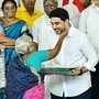 మంగళగిరిలో ఇళ్ల పట్టాల పంపిణీ  కార్యక్రమంలో లోకేష్‌ను ముద్దాడుతున్న వృద్ధురాలు