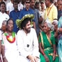 2018లో దుంబ్రిగూడ మండలంలోని కురిడి గ్రామంలో కలిసి తమ సమస్యలను పవన్ కల్యాణ్ పరిష్కరిస్తారని అని చెప్పిన మహిళల్లో ఒకరైన రాములమ్మ...ఇవాళ డిప్యూటీ సీఎం పవన్ కల్యాణ్ ను కలసి తమ గిరిజన ప్రాంతాలకు ఇచ్చిన మాట నిలబెట్టుకున్నందుకు ధన్యవాదాలు తెలిపారు. తన పెద్ద కొడుకు మాట నిలబెట్టుకున్నాడని ఆనందం వ్యక్తం చేశారు. <p>2018లో దుంబ్రిగూడ మండలంలోని కురిడి గ్రామంలో కలిసి తమ సమస్యలను పవన్ కల్యాణ్ పరిష్కరిస్తారని అని చెప్పిన మహిళల్లో ఒకరైన రాములమ్మ...ఇవాళ <br>డిప్యూటీ సీఎం పవన్ కల్యాణ్ ను కలసి తమ గిరిజన ప్రాంతాలకు ఇచ్చిన మాట నిలబెట్టుకున్నందుకు ధన్యవాదాలు తెలిపారు. తన పెద్ద కొడుకు మాట నిలబెట్టుకున్నాడని ఆనందం వ్యక్తం చేశారు.</p>