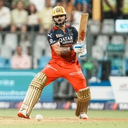 <p>ఐపిఎల్ 2025లో సోమవారం ముంబై ఇండియన్స్‌ పై రాయల్ ఛాలెంజర్స్ బెంగళూరు స్టార్ బ్యాట్స్‌మన్ విరాట్ కోహ్లి అద్భుత ప్రదర్శన చేశారు. వాంఖేడే మైదానంలో అర్ధశతకం (42 బంతుల్లో 67, ఎనిమిది బౌండరీలు, రెండు సిక్సర్లు) సాధించిన కోహ్లి రికార్డు సృష్టించాడు</p>