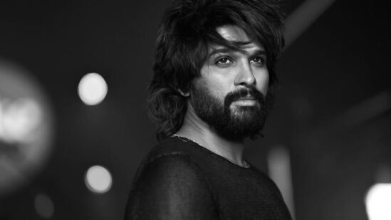 అట్లీ మూవీ  కోసం అల్లు అర్జున్ 175 కోట్ల రెమ్యున‌రేష‌న్ స్వీక‌రించ‌బోతున్న‌ట్లు ప్ర‌చారం జ‌రుగుతోంది. 