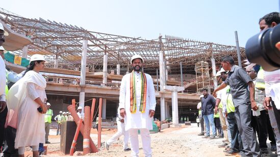 ఉత్తరాంధ్ర సంప్రదాయాలు తెలిసేలా ఎయిర్ పోర్టులో కళానిలయం ఏర్పాటు చేస్తున్నామని కేంద్ర మంత్రి రామ్మోహన్ నాయుడు తెలిపారు. 2026 నాటికి భోగాపురం ఎయిర్‌పోర్టు పూర్తవుతుందన్నారు. ఆయన వెంట మంత్రి కొండపల్లి, ఎంపీ కలిశెట్టి అప్పలనాయుడు, జీఎంఆర్ ప్రతినిధులు సహా పలువురు ఉన్నారు. 