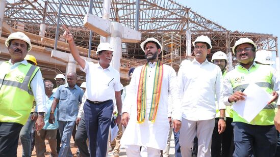 ఎయిర్ పోర్టు పనులు చాలా వేగవంతంగా జరుగుతున్నాయన్నారు. మట్టి పనులు 100% , రన్వే పనులు 97% , టాక్సీ వే పనులు 92%, రూఫింగ్ పనులు 60% ఇప్పటికే పూర్తయ్యాయన్నారు. <p>ఎయిర్ పోర్టు పనులు చాలా వేగవంతంగా జరుగుతున్నాయన్నారు. మట్టి పనులు 100% , రన్వే పనులు 97% , టాక్సీ వే పనులు 92%, రూఫింగ్ పనులు 60% ఇప్పటికే పూర్తయ్యాయన్నారు. </p>